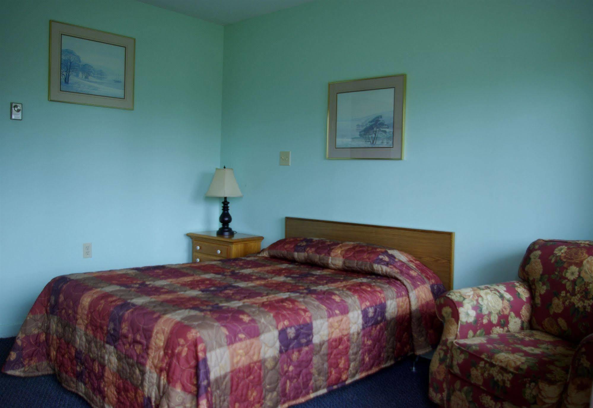 Tidal Bore Inn Труро Экстерьер фото